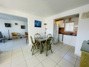 Posedenie v ubytovaní Superbe appartement au Cap d'Agde, piscine et parking - FR-1-723-3