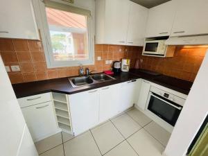Kuchyňa alebo kuchynka v ubytovaní Superbe appartement au Cap d'Agde, piscine et parking - FR-1-723-3