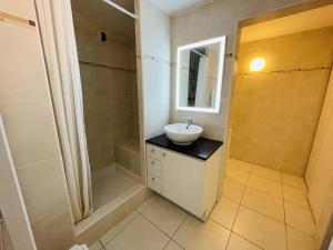 Kúpeľňa v ubytovaní Superbe appartement au Cap d'Agde, piscine et parking - FR-1-723-3