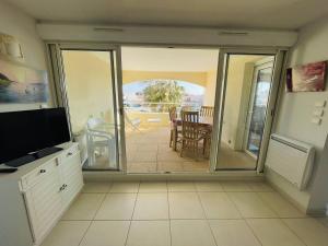 Kuchyňa alebo kuchynka v ubytovaní Superbe appartement au Cap d'Agde, piscine et parking - FR-1-723-3