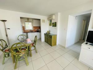 Kuchyňa alebo kuchynka v ubytovaní Superbe appartement au Cap d'Agde, piscine et parking - FR-1-723-3