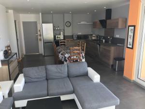 Kuchyňa alebo kuchynka v ubytovaní Appartement spacieux avec terrasse, solarium, parking et piscine - FR-1-723-5 + 1 fotografia