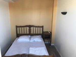 Posteľ alebo postele v izbe v ubytovaní Appartement spacieux avec terrasse, solarium, parking et piscine - FR-1-723-5