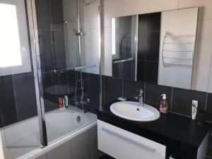 Kúpeľňa v ubytovaní Appartement spacieux avec terrasse, solarium, parking et piscine - FR-1-723-5
