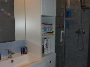 Kúpeľňa v ubytovaní Appartement rénové, 6 pers, terrasse, parking, proche centre et plage - Cap d'Agde - FR-1-723-8