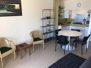 Kuchyňa alebo kuchynka v ubytovaní Cap d'Agde : T2 spacieux, parking, balcon, piscine, proche commerces et plage - FR-1-723-19