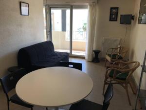 Posedenie v ubytovaní Cap d'Agde : T2 spacieux, parking, balcon, piscine, proche commerces et plage - FR-1-723-19