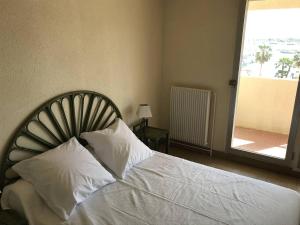 Posteľ alebo postele v izbe v ubytovaní Cap d'Agde : T2 spacieux, parking, balcon, piscine, proche commerces et plage - FR-1-723-19