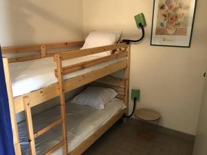 Posteľ alebo postele v izbe v ubytovaní Cap d'Agde : T2 spacieux, parking, balcon, piscine, proche commerces et plage - FR-1-723-19