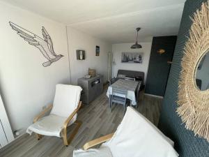 Posedenie v ubytovaní Superbe appart. avec piscine à Cap d'Agde - FR-1-723-18