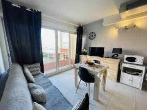 Kuchyňa alebo kuchynka v ubytovaní Studio centre Cap d'Agde avec parking privé - FR-1-723-25
