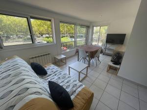 Televízia a/alebo spoločenská miestnosť v ubytovaní Appartement 2 chambres au cœur du port, parking et piscine - FR-1-723-48