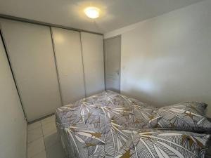 Posteľ alebo postele v izbe v ubytovaní Appartement 2 chambres au cœur du port, parking et piscine - FR-1-723-48