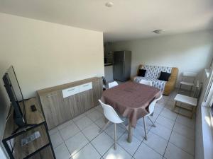 Televízia a/alebo spoločenská miestnosť v ubytovaní Appartement 2 chambres au cœur du port, parking et piscine - FR-1-723-48