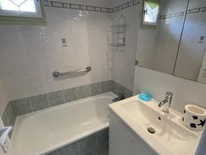 Fotografia z galérie ubytovania Appartement T3 Calme avec Piscine, Tennis, BBQ, Parking & Grande Terrasse dans la Pinède - FR-1-723-47 v destinácii Cap d'Agde