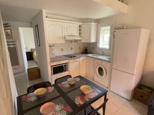 Fotografia z galérie ubytovania Appartement T3 Calme avec Piscine, Tennis, BBQ, Parking & Grande Terrasse dans la Pinède - FR-1-723-47 v destinácii Cap d'Agde