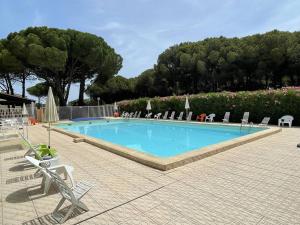 Fotografia z galérie ubytovania Appartement T3 Calme avec Piscine, Tennis, BBQ, Parking & Grande Terrasse dans la Pinède - FR-1-723-47 v destinácii Cap d'Agde