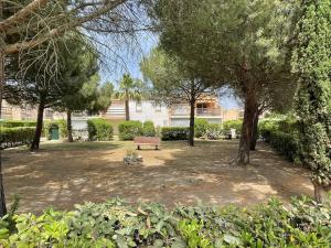 Fotografia z galérie ubytovania Appartement T3 Calme avec Piscine, Tennis, BBQ, Parking & Grande Terrasse dans la Pinède - FR-1-723-47 v destinácii Cap d'Agde