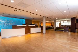 een lege lobby met een grote kamer met houten vloeren bij Fairfield Inn & Suites by Marriott Bay City, Texas in Bay City