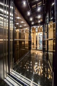a room with glass walls and a glass floor at Prestige Hotel Budapest in Budapest