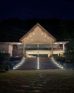 un edificio con escaleras y luces por la noche en Amor Laut, en Mabini