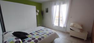 - une chambre avec un lit et une fenêtre dans l'établissement Istres villa spacieuse , vue imprenable, à Istres