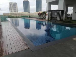 een zwembad op het dak van een gebouw bij Gathering House Mosaic Midvalley 2BR 1K4Q 7-13px in Johor Bahru