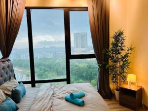 een slaapkamer met een bed en een groot raam bij Gathering House Mosaic Midvalley 2BR 1K4Q 7-13px in Johor Bahru