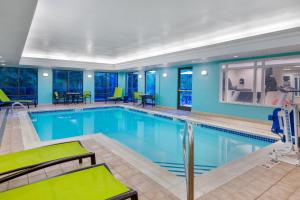 SpringHill Suites Asheville في أشفيل: مسبح في غرفة الفندق بجدران زرقاء