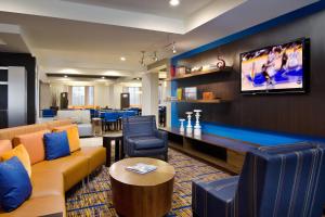 sala de estar con mesa de billar y TV en Courtyard St. Louis Airport/Earth City, en Bridgeton