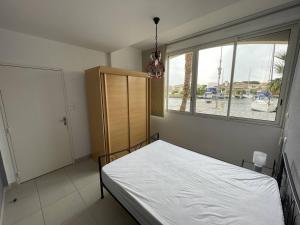 Posteľ alebo postele v izbe v ubytovaní T3 moderne, piscine, clim, parking au Cap d'Agde - FR-1-723-55