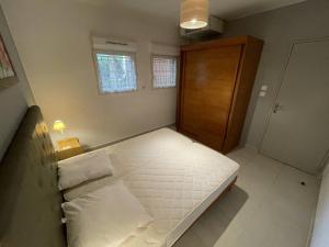 Posteľ alebo postele v izbe v ubytovaní T3 moderne, piscine, clim, parking au Cap d'Agde - FR-1-723-55