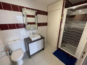 Kúpeľňa v ubytovaní T3 moderne, piscine, clim, parking au Cap d'Agde - FR-1-723-55
