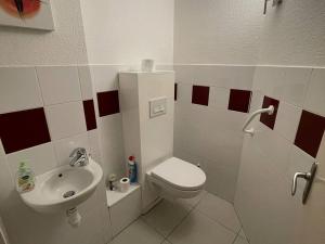 Kúpeľňa v ubytovaní T3 moderne, piscine, clim, parking au Cap d'Agde - FR-1-723-55