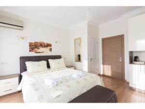 イスタンブールにあるゼンディ スイート ホテルの白いベッドルーム(大型ベッド、タオル付)