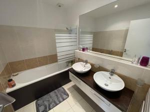 Fotografia z galérie ubytovania Superbe marina de luxe au Cap d'Agde avec jacuzzi, garage et vue port - FR-1-723-62 v destinácii Cap d'Agde + 3 fotografie