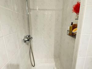 La salle de bains est pourvue d'une douche avec un pommeau de douche. dans l'établissement Appartement Cap d'Agde, 2 pièces, 4 personnes - FR-1-723-65, au Cap d'Agde