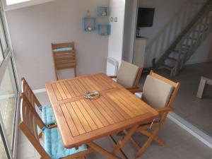 Posedenie v ubytovaní Bel appart neuf proche plage Richelieu, 6 pers, parking inclus - FR-1-723-79