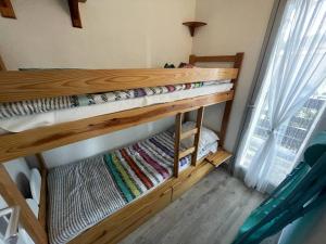 Posteľ alebo postele v izbe v ubytovaní Appartement calme avec piscine, pinède, parking, 5 pers, Cap d'Agde - FR-1-723-85