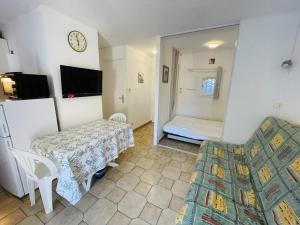 Televízia a/alebo spoločenská miestnosť v ubytovaní Studio Cabine avec Terrasse Ombragée, Proche Plage et Port, Parking Privé - FR-1-723-83 + 4 fotografie