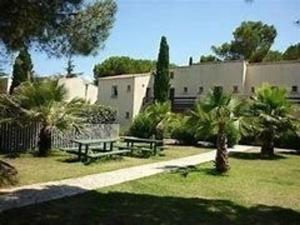 Vonkajšia záhrada v ubytovaní Appartement en Rez-de-Jardin: Piscine, Calme, Pinède, Parking, Terrasse, Proche Plage, BBQ - FR-1-723-84