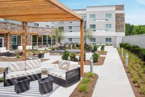 an outdoor patio with chairs and a pergola at Courtyard by Marriott Wayne Fairfield in Wayne