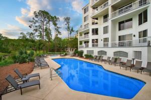 a swimming pool in front of a building at Marriott's Harbour Club in Hilton Head Island