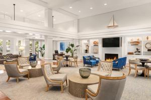 uma sala de estar com mesas e cadeiras e uma lareira em Marriott's Harbour Club em Hilton Head Island