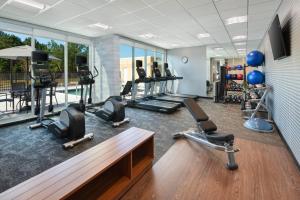 einen Fitnessraum mit Laufbändern und Trainingsgeräten in einem Zimmer in der Unterkunft Fairfield Inn & Suites Santee in Santee