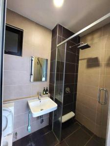 Un baño de Walk to Legoland * D'Pristine * 2BR Lake View #6