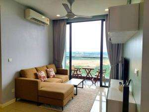 Χώρος καθιστικού στο Walk to Legoland * D'Pristine * 2BR Lake View #6