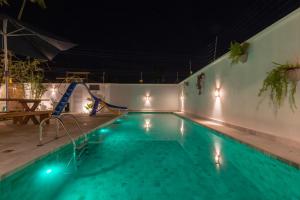 Kolam renang di atau dekat dengan Chez Marguera em Juquehy - Luxo com muito espaço, conforto e lazer - incluso roupas de cama e banho, diarista, serviço praia, piscina aquecida, maquina gelo, cervejeira, karaoke - PET friendly +68 gambar