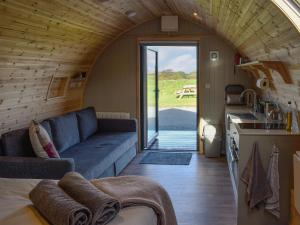 een woonkamer met een bank in een tiny house bij Wheal Breage - Uk41265 in Germoe