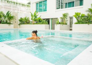  فندق سنتر بوينت سوخومفيت 10 في بانكوك: وجود امرأة في مسبح في الفندق